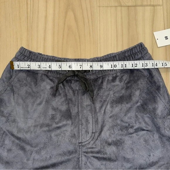 Urban outfitters faux suede shorts - Picture 2 of 7